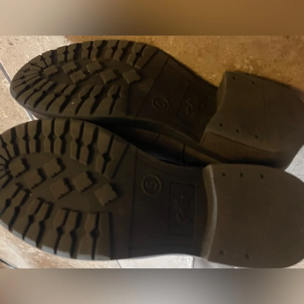 Girls Justice Boots barely worn, very sturdy, and warm size Y5
